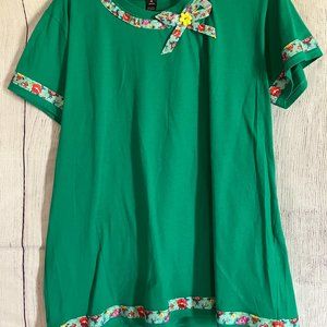 215 scoop neck tee with floral ribbon accent and button - hip slit